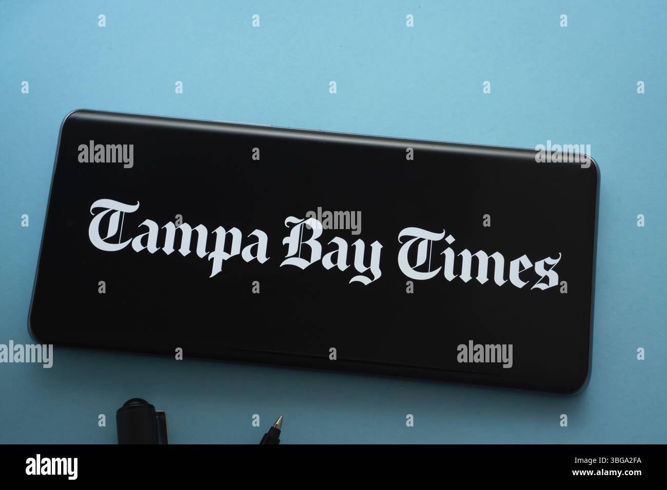 Dhaka, Bangladesh - 18 mars 2025 : le logo du Tampa Bay Times est affiché sur l'écran d'un smartphone Banque D'Images