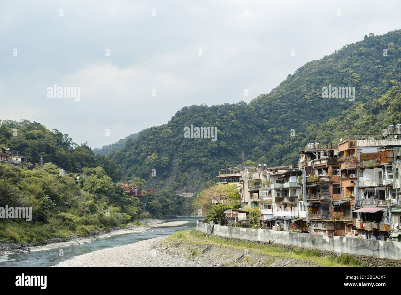 Village de sources chaudes au bord de la rivière Wulai dans la ville de New Taipei, Taiwan, Asie Banque D'Images