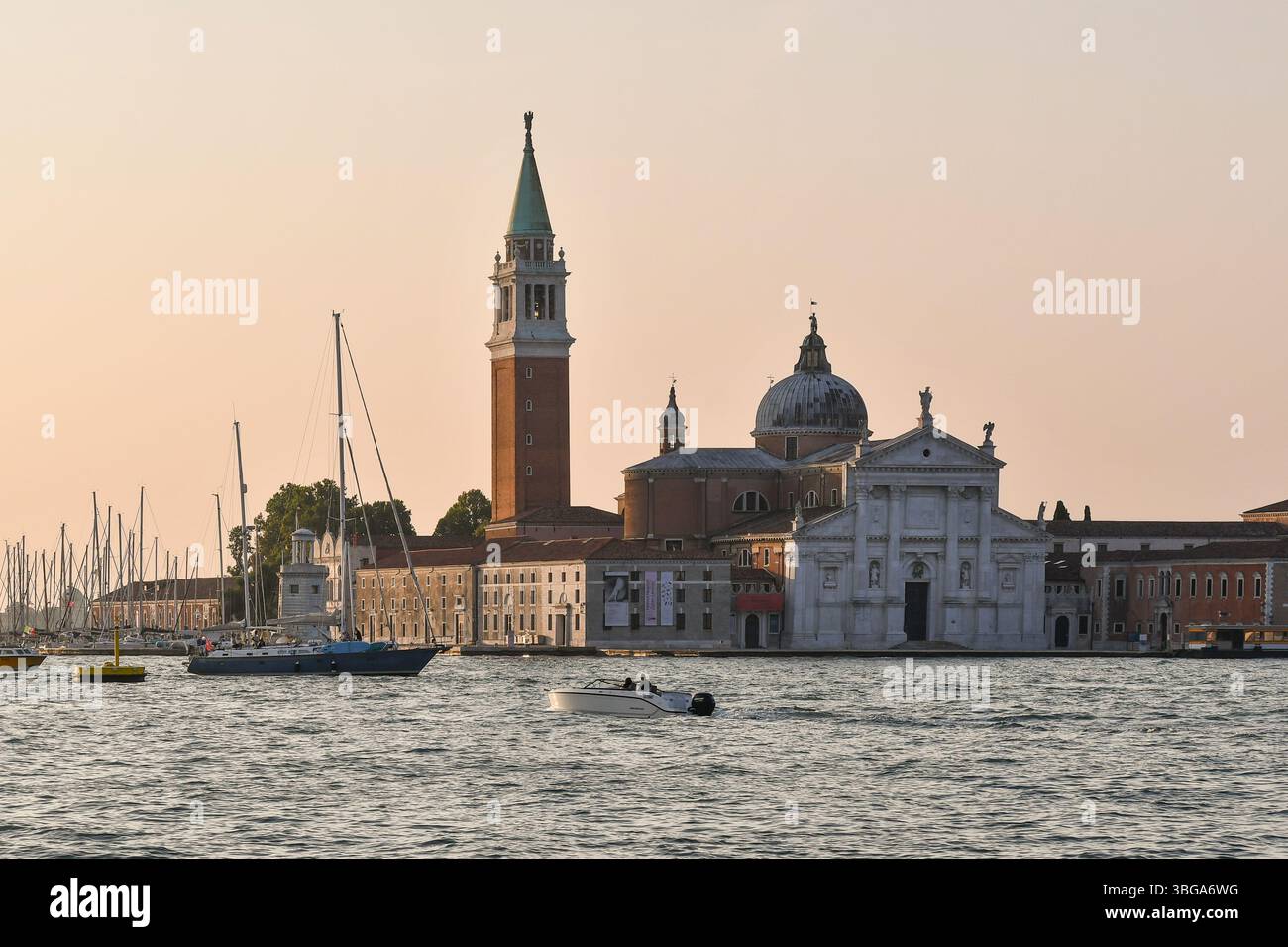 La basilique de San Giorgio Maggiore sur l'île du même nom, dans la lagune vénitienne à l'aube, Venise, Vénétie, Italie Banque D'Images