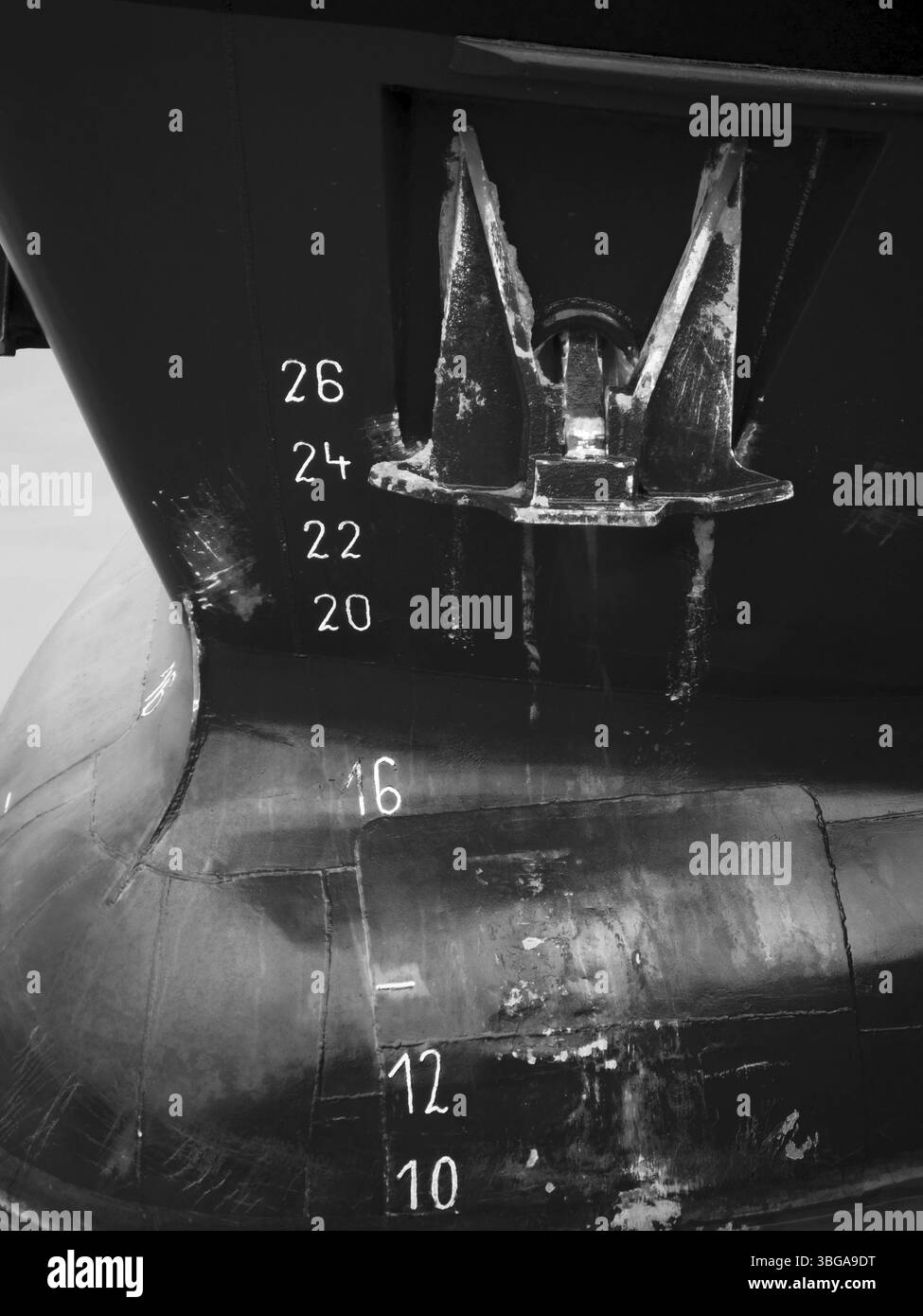 Vue latérale détaillée de la proue d'un navire avec ancre en place Banque D'Images