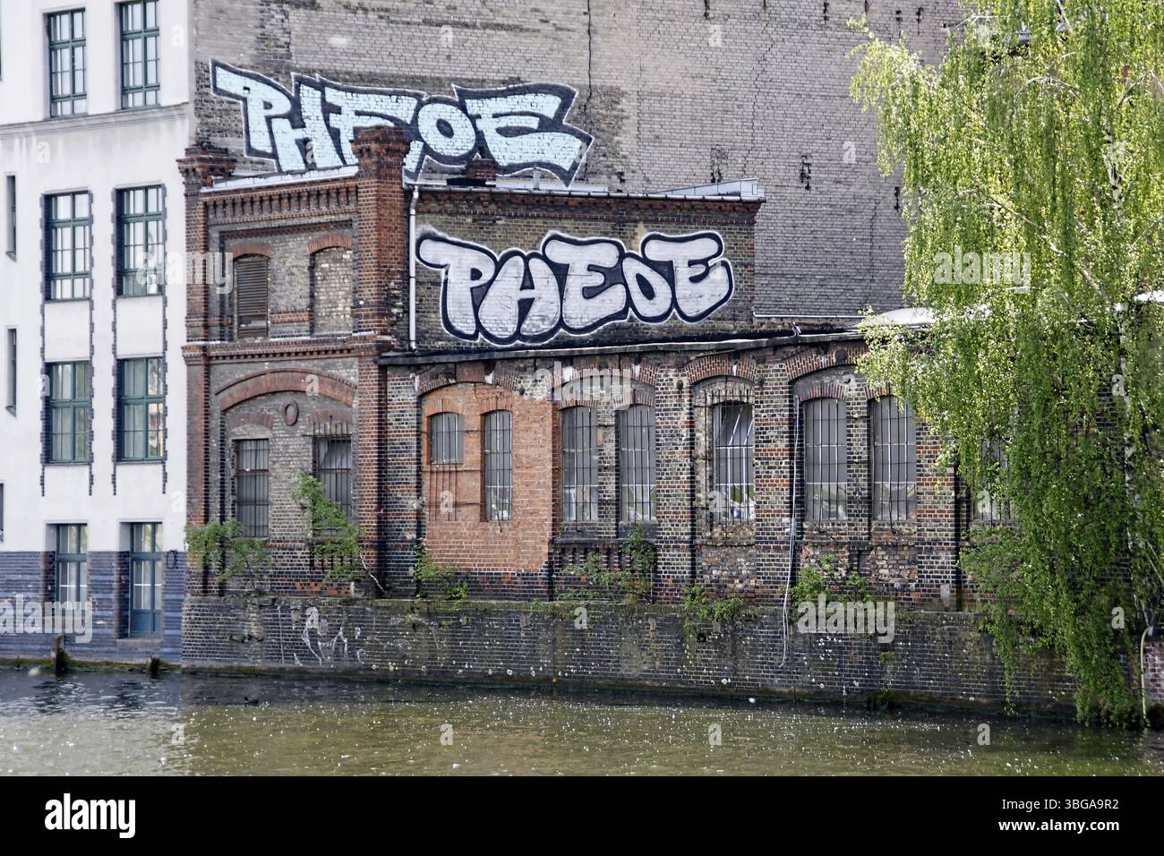 Ancien bâtiment d'usine sur la Spree près du pont Oberbaum, Berlin, Allemagne 2009 Banque D'Images