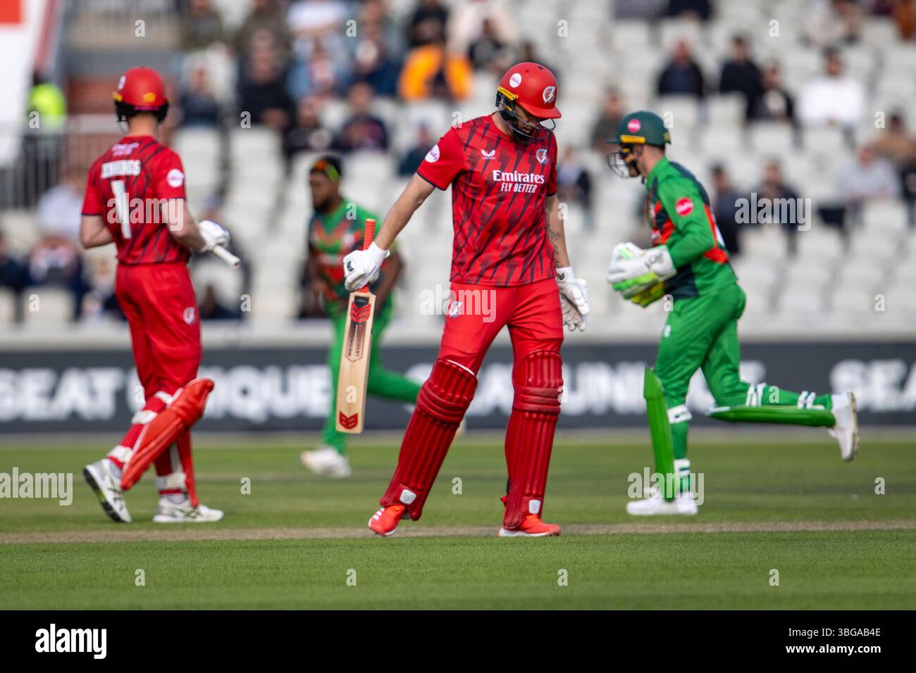 Manchester, Royaume-Uni. 4 juin 2025 ; Emirates Old Trafford Cricket Ground, Manchester, Angleterre ; Mens Vitality Blast T20 League Cricket, North Group, Lancashire Lightning versus Leicestershire Foxes ; Luke Wells du Lancashire Lightning quitte le terrain après avoir été pris crédit : action plus Sports images/Alamy Live News Banque D'Images