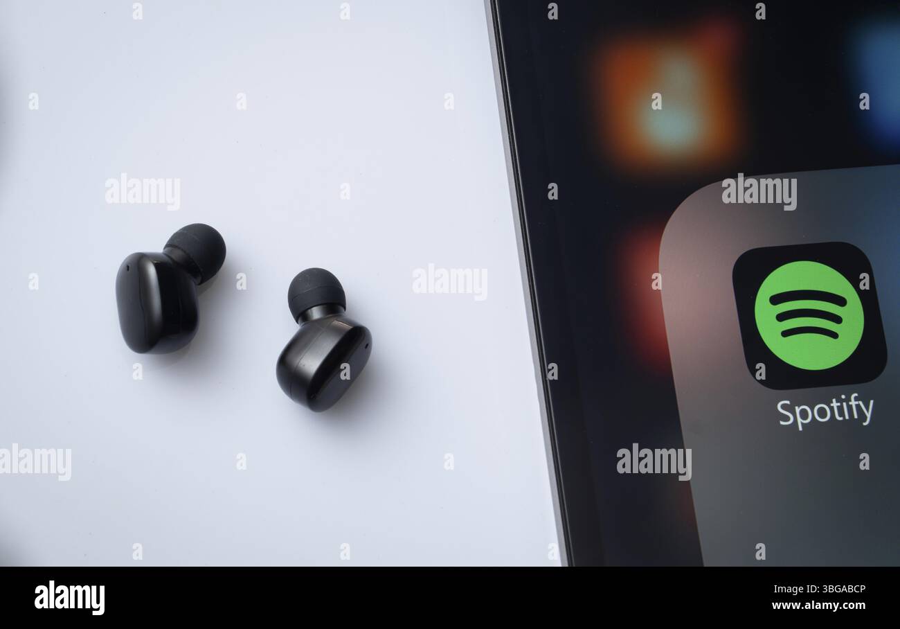 Dhaka, Bangladesh- 18 mars 2025 : gros plan d'un écran iPad affichant l'application spotify Banque D'Images