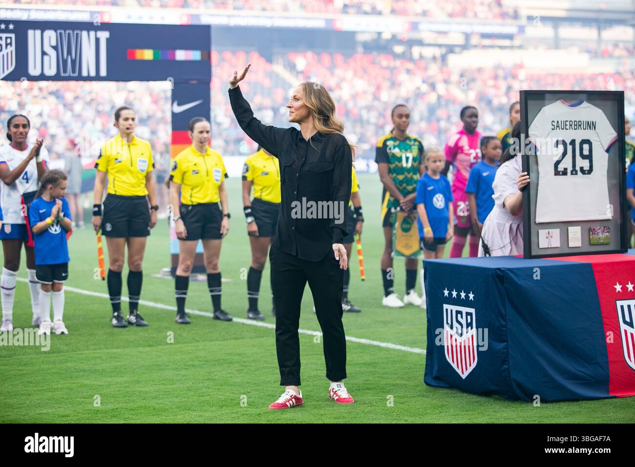 Louis, USA, 3 juin 2025. Becky Sauerbrunn est célébrée avec une cérémonie de retraite avant l'amical international entre l'USWNT et la Jamaïque à Energizer Park à Louis, Missouri. Crédit : Kindell Buchanan/Alamy Live News Banque D'Images Louis, USA, 3 juin 2025. Becky Sauerbrunn est célébrée avec une cérémonie de retraite avant l'amical international entre l'USWNT et la Jamaïque à Energizer Park à Louis, Missouri. Crédit : Kindell Buchanan/Alamy Live News Banque D'Images