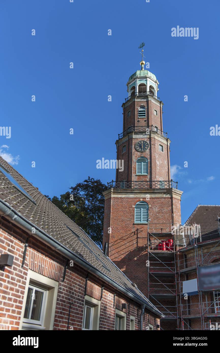 Clocher de la grande église réformée avec échafaudage pour les travaux d'entretien en Frise orientale à l'automne 2022 par temps ensoleillé avec ciel bleu Banque D'Images
