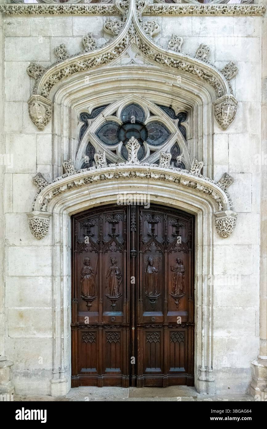 La porte gothique élaborée présente des sculptures en pierre complexes et une entrée en arc pointu à l'intérieur sacré de la cathédrale. Banque D'Images