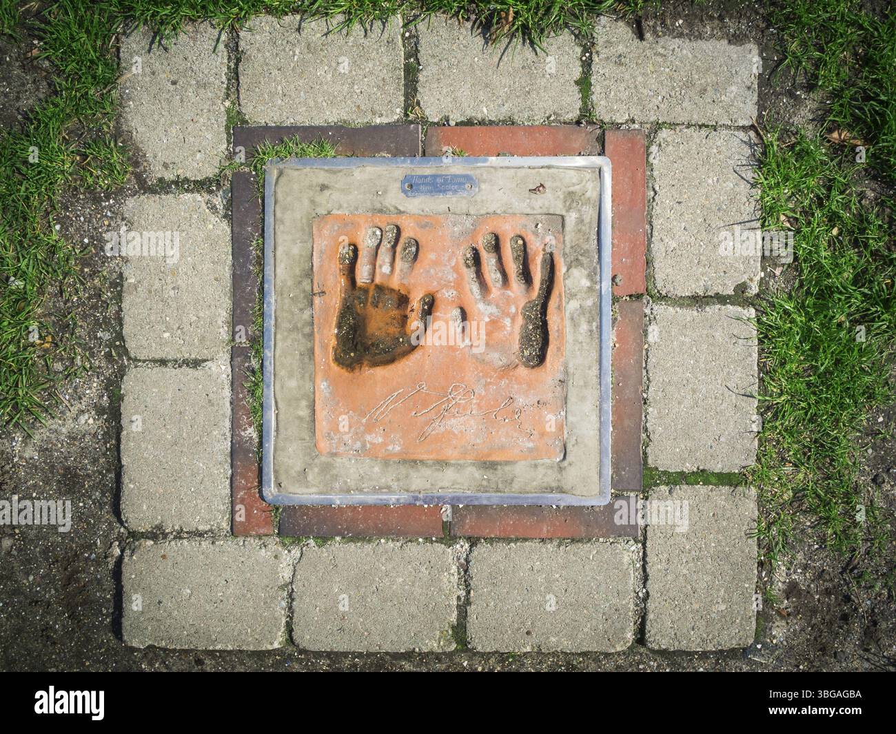 Empreinte de main de l'ancien joueur de football national et champion du monde Uwe Seeler avec sa signature sculptée dans une dalle d'argile commémorative sur le sol à Caroli Banque D'Images