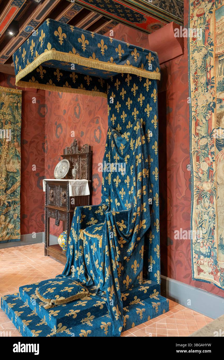 Le majestueux trône à la verrière élaborée présente des décorations bleu royal et or dans la salle de cérémonie du château. Banque D'Images