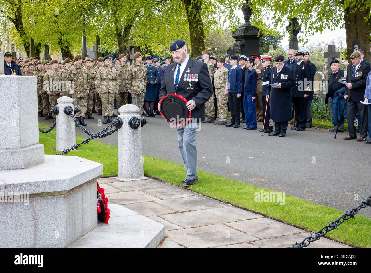 Le secrétaire de la Légion royale britannique dépose une couronne le jour de l'ANZAK 2024 au Soldier's Corner dans le cimetière de Warrington le 28 avril Banque D'Images