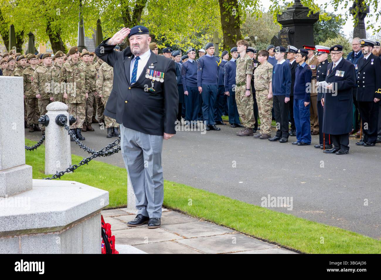 Le secrétaire de la Légion royale britannique salue les morts le jour de l'ANZAK 2024 au Soldier's Corner dans le cimetière de Warrington le 28 avril Banque D'Images