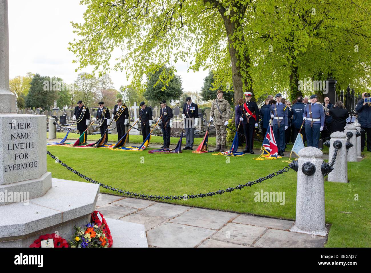 Les normes sont abaissées pour le Last Post le jour ANZAK 2024 dans Soldier's Corner au cimetière de Warrington le 28 avril Banque D'Images