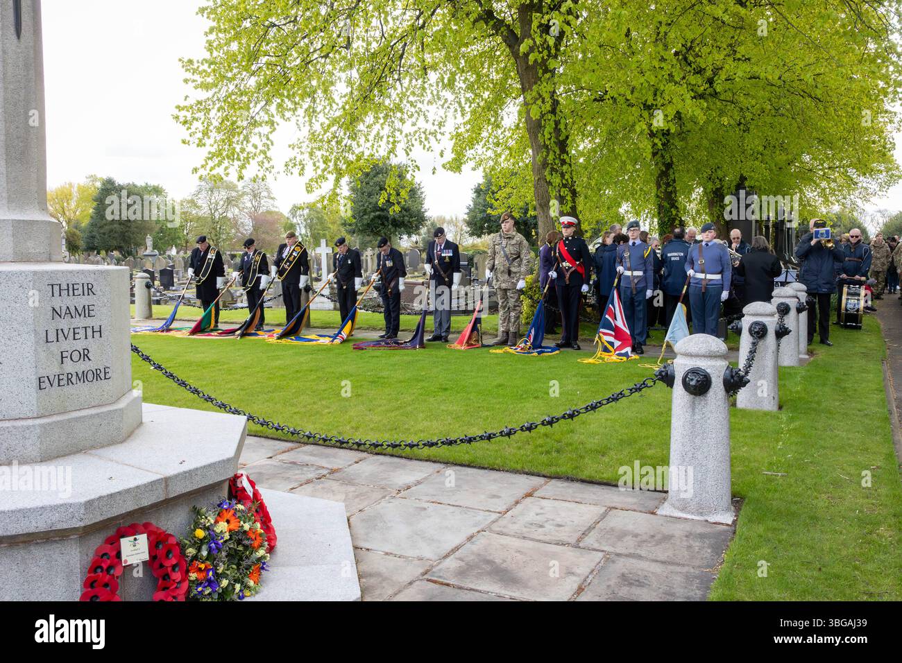 Les normes sont abaissées pour le Last Post le jour ANZAK 2024 dans Soldier's Corner au cimetière de Warrington le 28 avril Banque D'Images