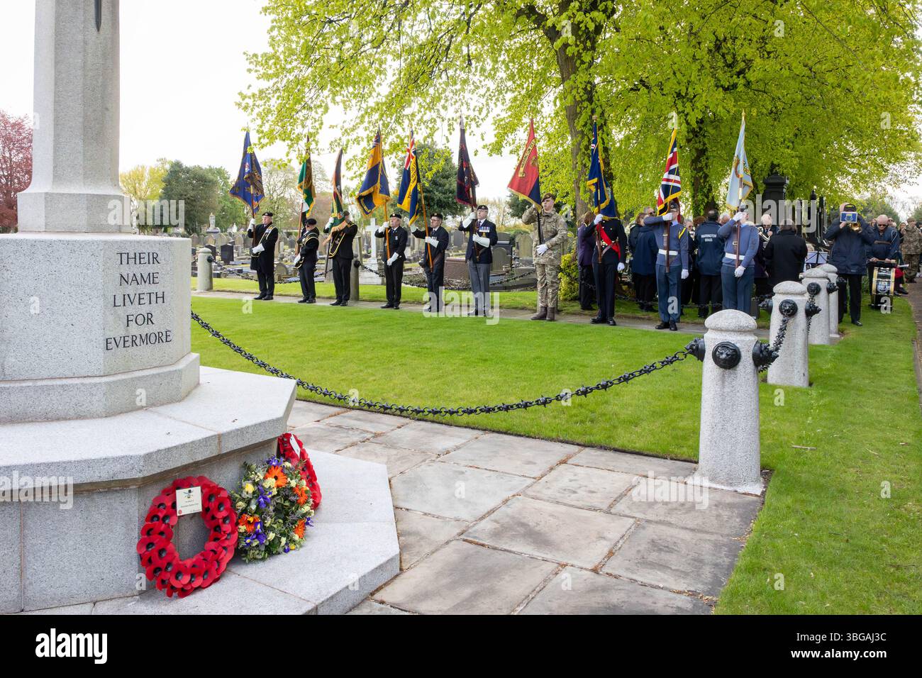Les normes sont élevées pour Reveille le jour ANZAK 2024 dans Soldier's Corner au cimetière de Warrington le 28 avril Banque D'Images