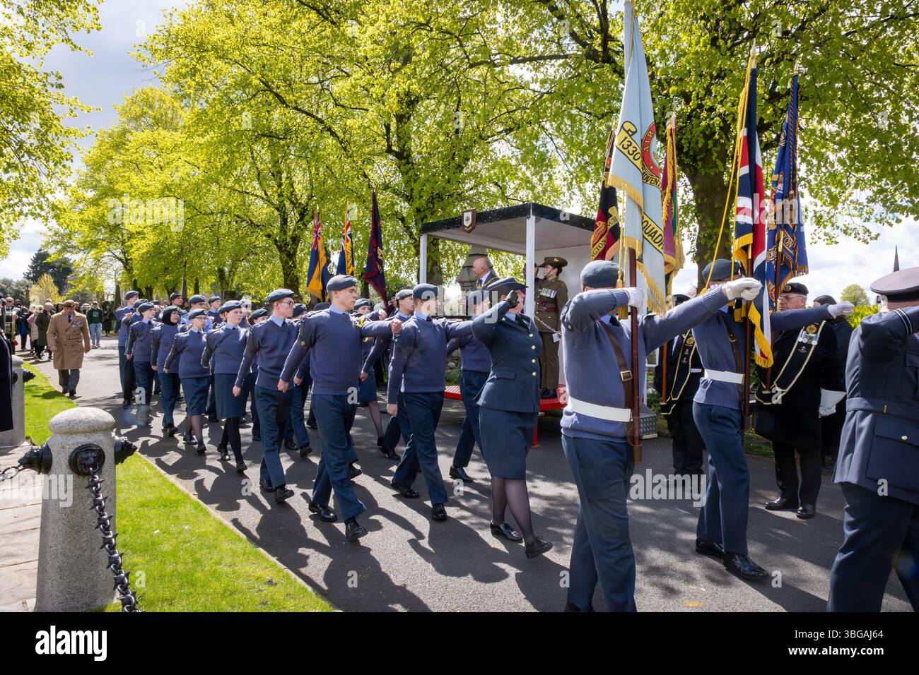 ANZAK Day 2024 a été célébré dans Soldier's Corner au cimetière de Warrington le 28 avril. 1330 cadets de l'air défilent devant les dais VIP Banque D'Images