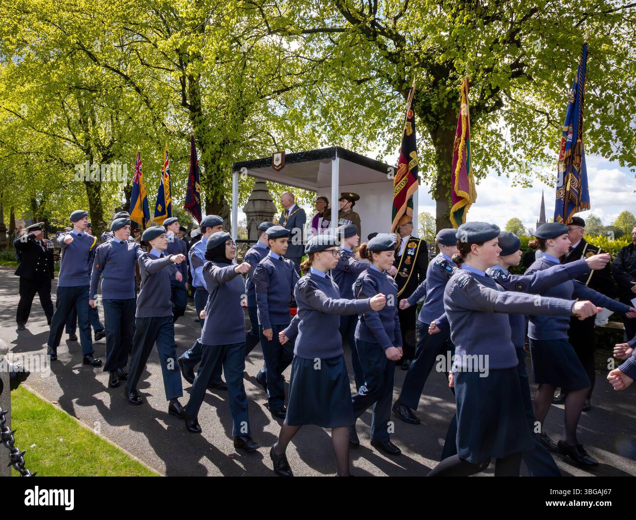 ANZAK Day 2024 a été célébré dans Soldier's Corner au cimetière de Warrington le 28 avril. 1330 cadets de l'air défilent devant les dais VIP Banque D'Images