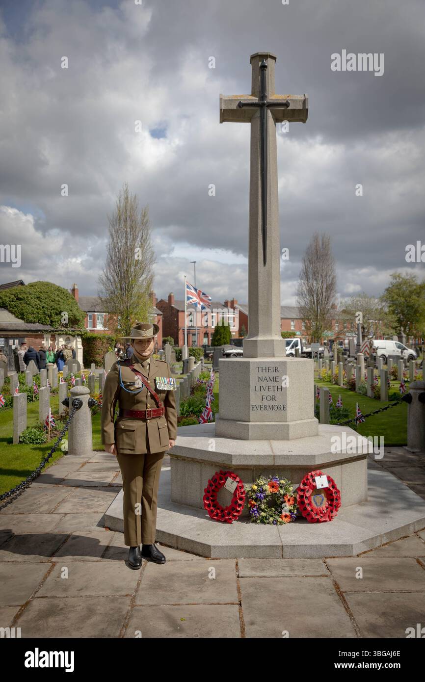 ANZAK Day 2024 a été célébré dans Soldier's Corner au cimetière de Warrington le 28 avril. ADF Major Jihan Rome se tient à côté du cénotaphe du souvenir Banque D'Images