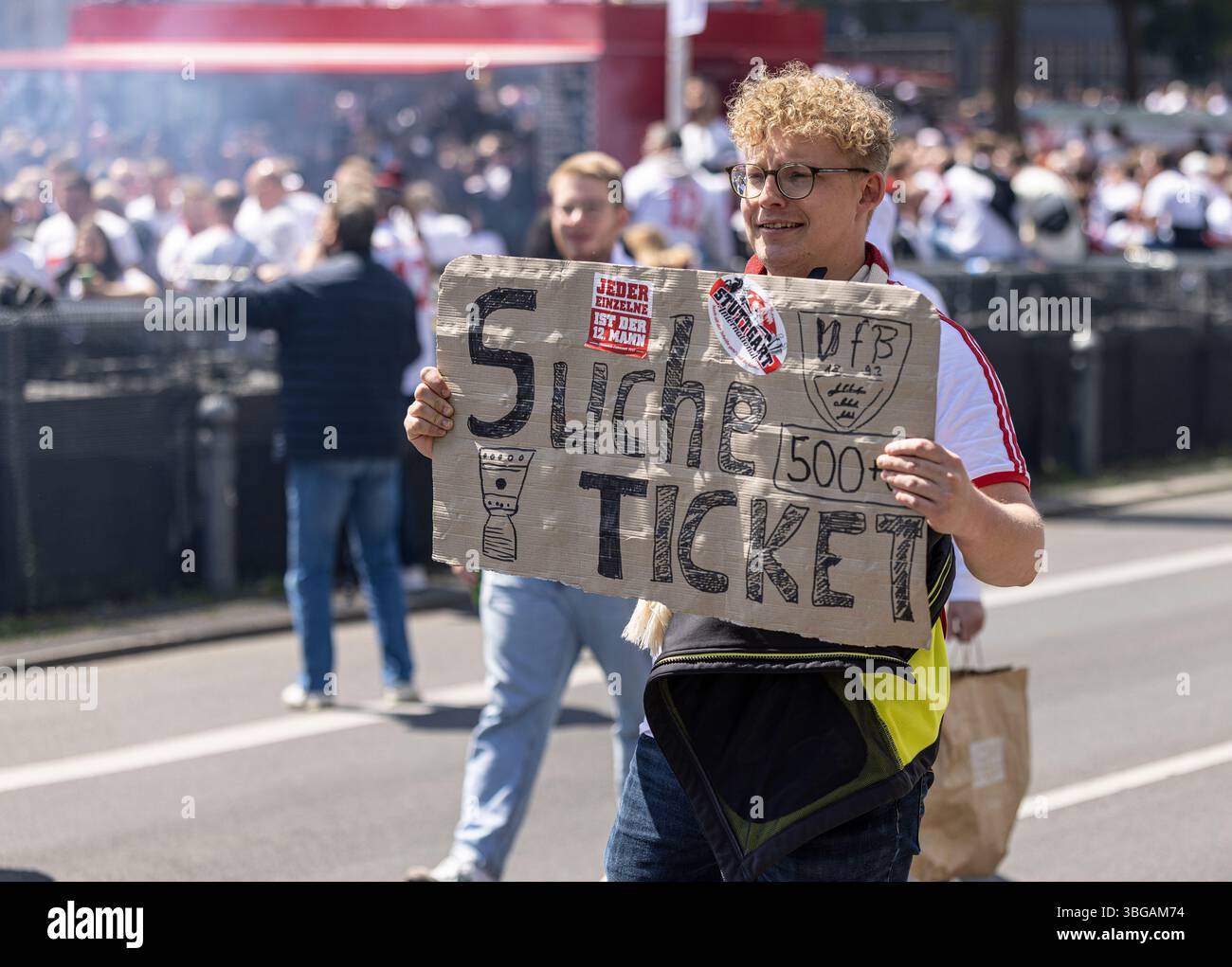 Supporterof VFB Stuttgart à la finale DFB à Berlin 2025 à la recherche d'un billet Banque D'Images