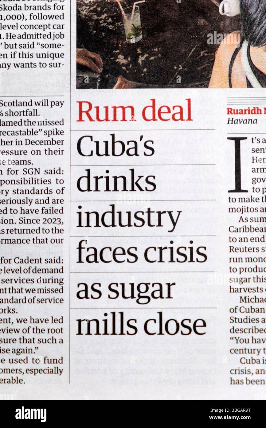 « Rum Deal L'industrie cubaine des boissons est confrontée à une crise alors que les sucreries ferment » article du journal Guardian 4 juin 2025 Londres Royaume-Uni Grande-Bretagne Banque D'Images