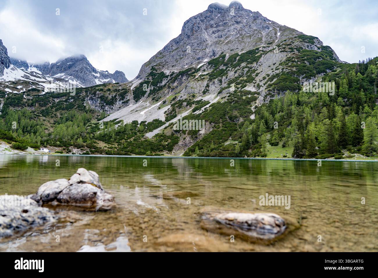 Lac Seebensee avec toile de fond de montagne près d'Ehrwald, Tyrol, Autriche Banque D'Images