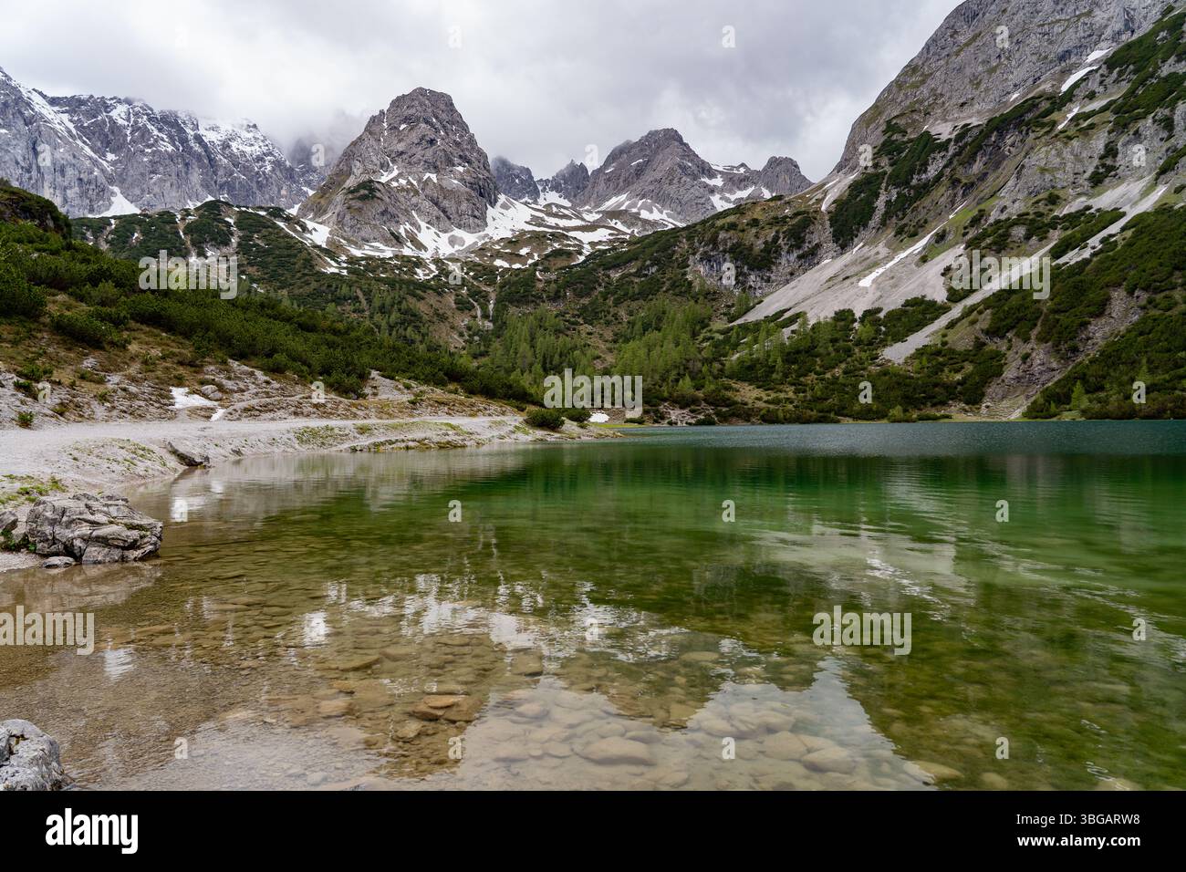 Lac Seebensee avec toile de fond de montagne près d'Ehrwald, Tyrol, Autriche Banque D'Images
