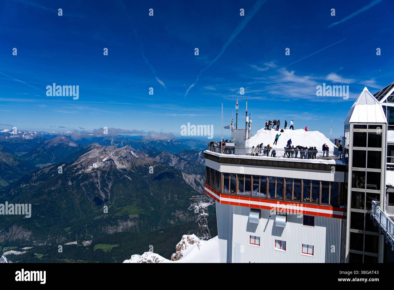 Pont d'observation au sommet de Zugspitze avec vue panoramique sur les Alpes, Autriche Banque D'Images