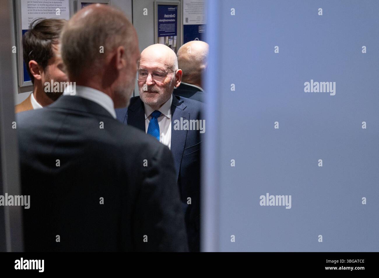 2025-06-04 Néerlandais Tweede Kamer débat plénier DEN HAAG, PAYS-BAS - 4 JUIN : Frans Timmermans GroenLinks PvdA quittant pendant le débat plénier au Tweede Kamer le 4 juin 2025 à Den Haag, pays-Bas Den Haag Tweede Kamer pays-Bas contenu non disponible pour redistribution aux pays-Bas directement ou indirectement par des tiers. Droit d'auteur : xJohnxBeckmannx Banque D'Images