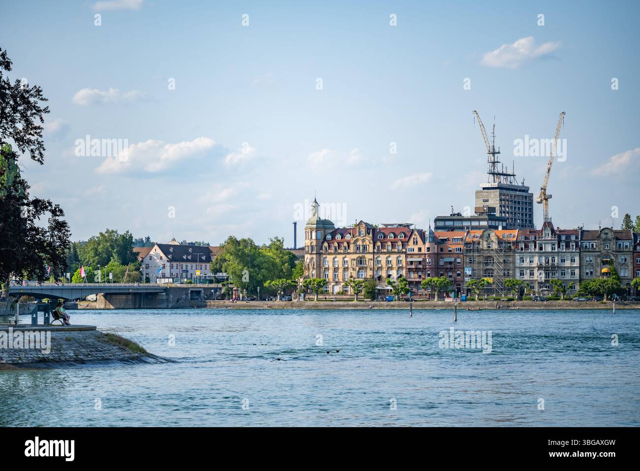 Beschreibung : Die Uferpromenade BEI der Rheinbrücke ist an einem Sommertag gut besucht. Konstanz, Bodensee, Bade-Württemberg, Deutschland, Europe. Banque D'Images