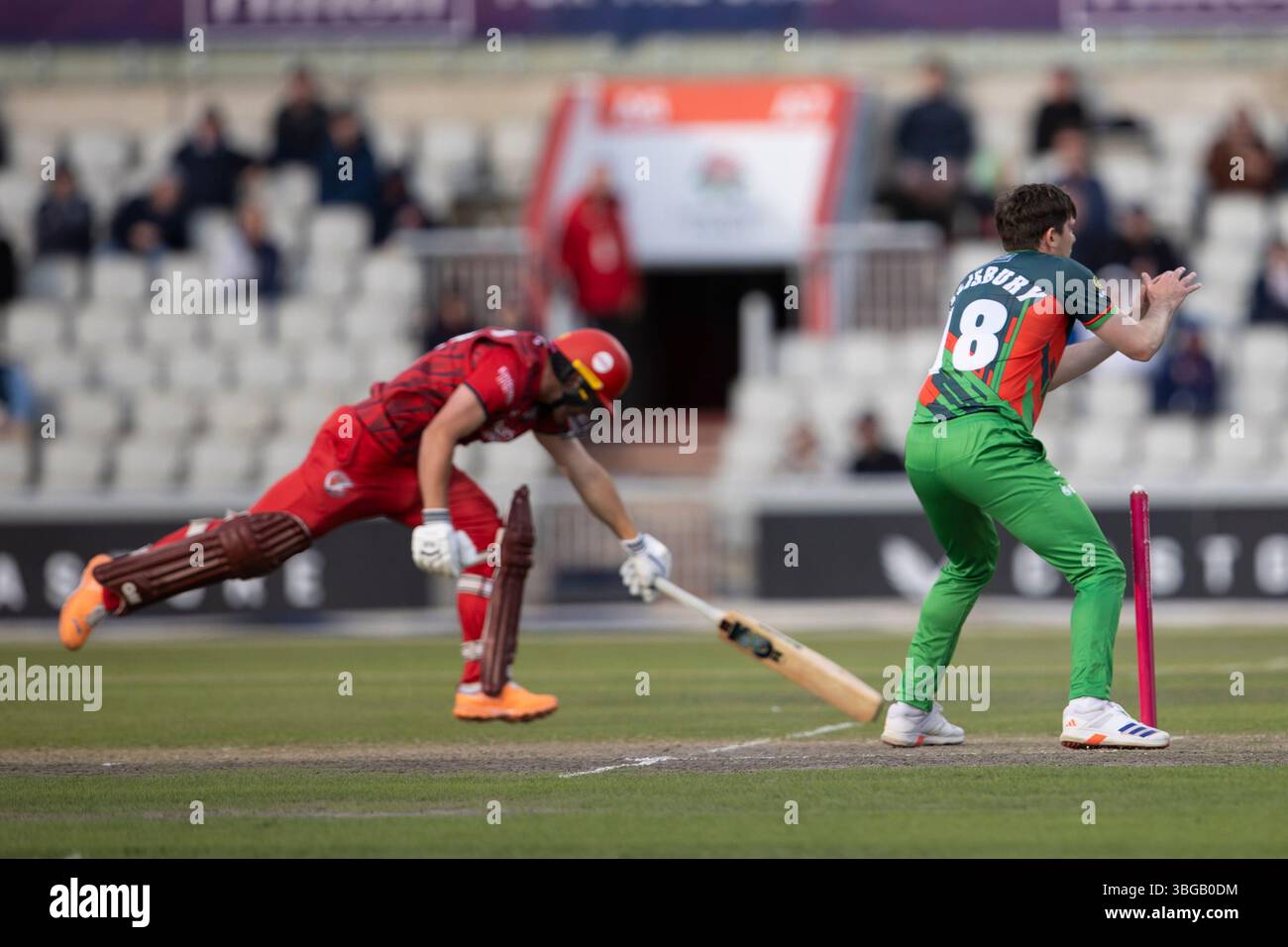 Manchester, Royaume-Uni. 4 juin 2025 ; Emirates Old Trafford Cricket Ground, Manchester, Angleterre ; Mens Vitality Blast T20 League Cricket, North Group, Lancashire Lightning versus Leicestershire Foxes ; Matt Salisbury, de Leicestershire Foxes, cherche à courir Tom Aspinwall, de Lancashire Lightning Credit : action plus Sports images/Alamy Live News Banque D'Images