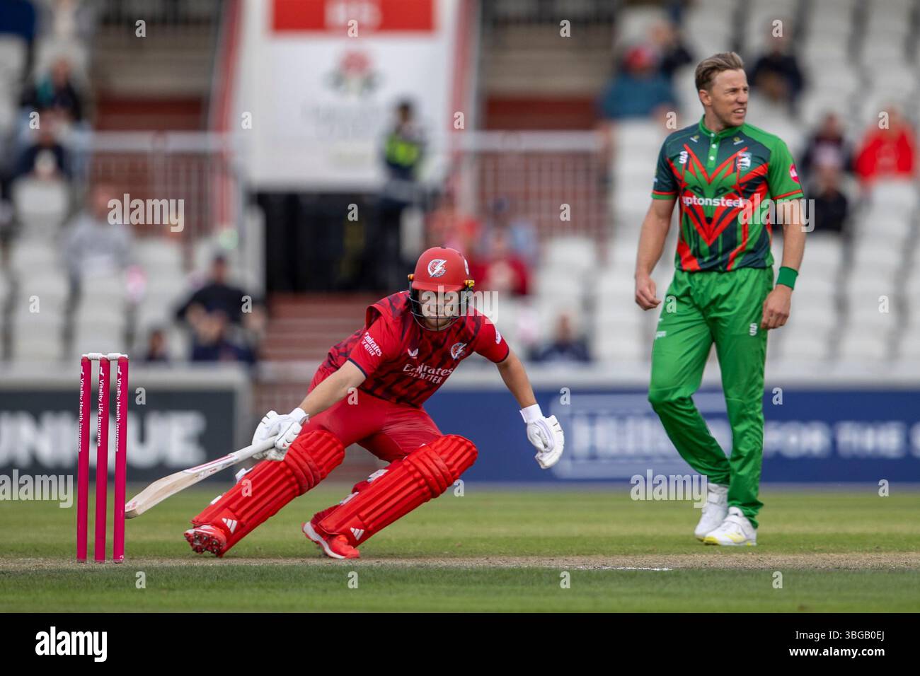 Manchester, Royaume-Uni. 4 juin 2025 ; Emirates Old Trafford Cricket Ground, Manchester, Angleterre ; Mens Vitality Blast T20 League Cricket, North Group, Lancashire Lightning versus Leicestershire Foxes ; Matthew Hurst du Lancashire Lightning marque une course crédit : action plus Sports images/Alamy Live News Banque D'Images