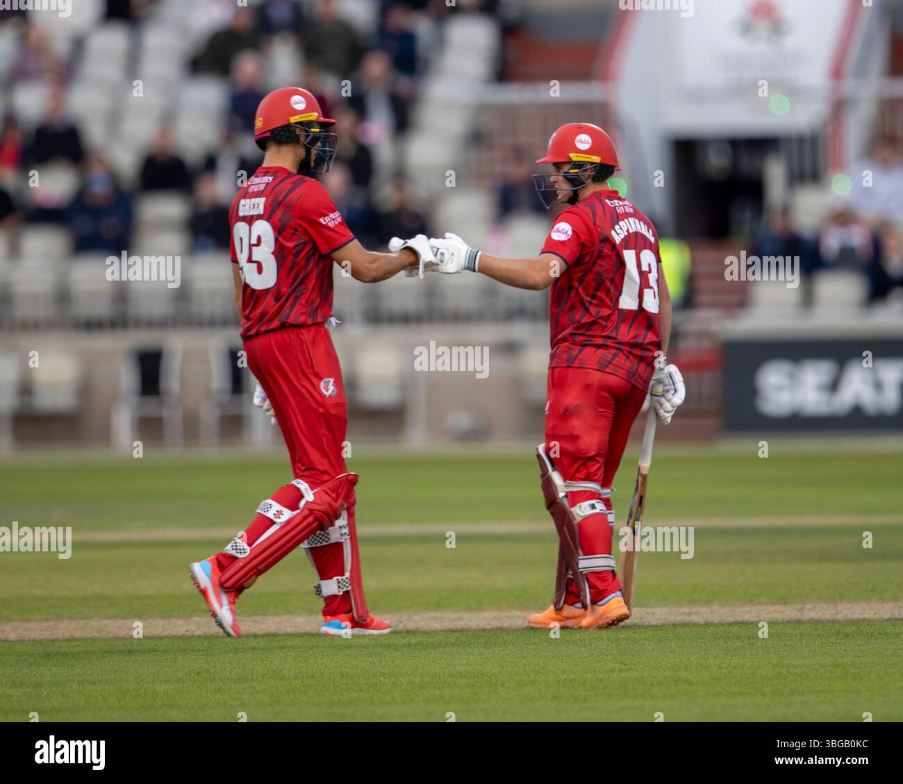 Manchester, Royaume-Uni. 4 juin 2025 ; Emirates Old Trafford Cricket Ground, Manchester, Angleterre ; Mens Vitality Blast T20 League Cricket, North Group, Lancashire Lightning versus Leicestershire Foxes ; Tom Aspinwall et Chris Green du Lancashire Lightning Fist-Bump Credit : action plus Sports images/Alamy Live News Banque D'Images