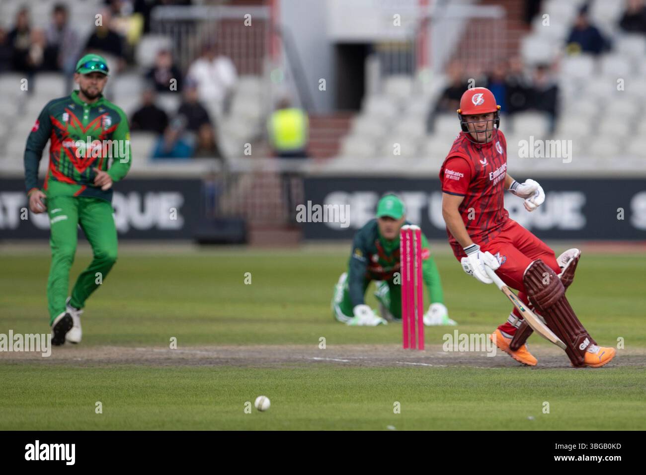 Manchester, Royaume-Uni. 4 juin 2025 ; Emirates Old Trafford Cricket Ground, Manchester, Angleterre ; Mens Vitality Blast T20 League Cricket, North Group, Lancashire Lightning versus Leicestershire Foxes ; Tom Aspinwall du Lancashire Lightning fait un autre tour de la balle des innings crédit : action plus Sports images/Alamy Live News Banque D'Images