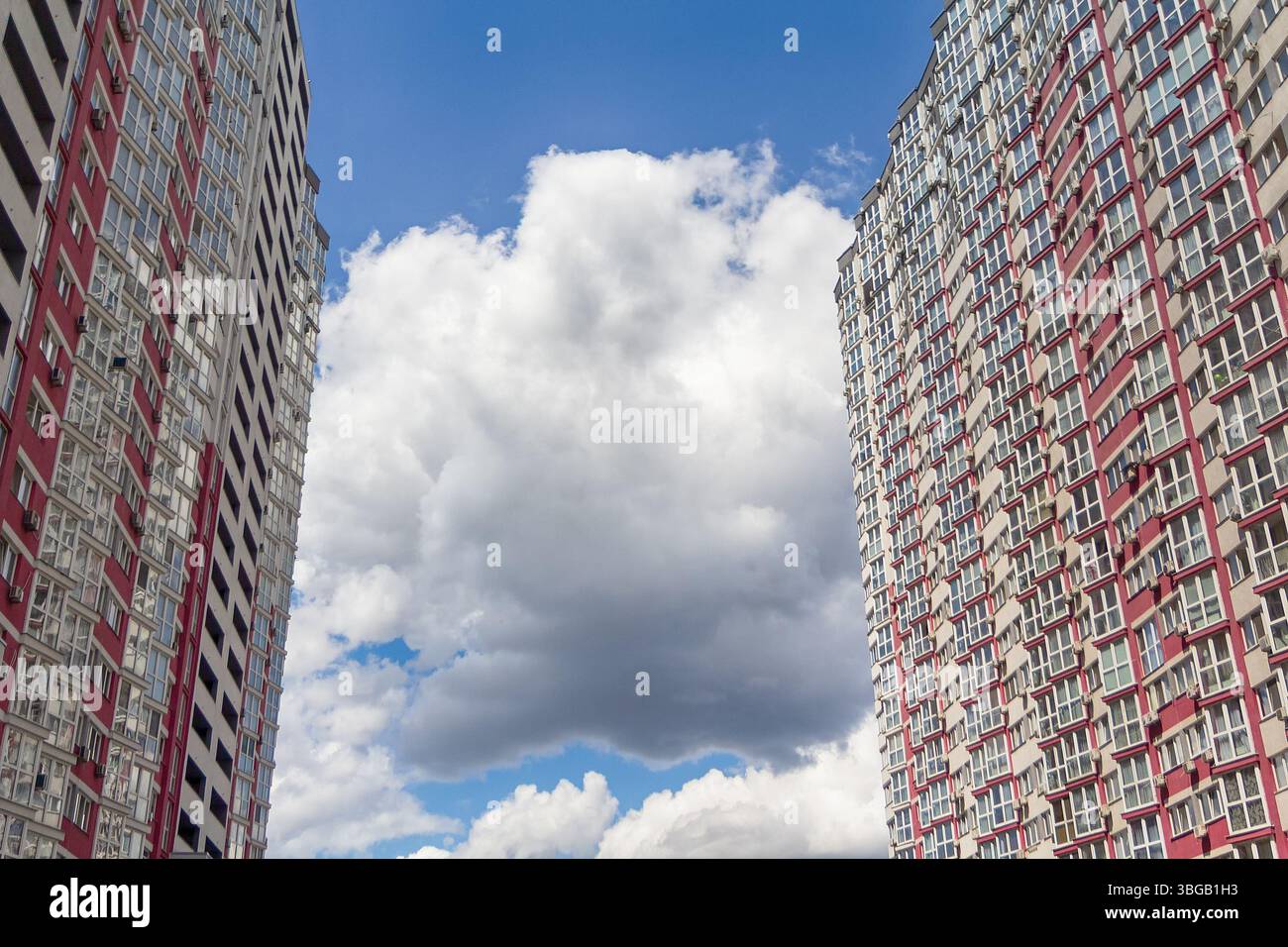Le ciel entre les hautes maisons à plusieurs étages. Urbanisation Banque D'Images