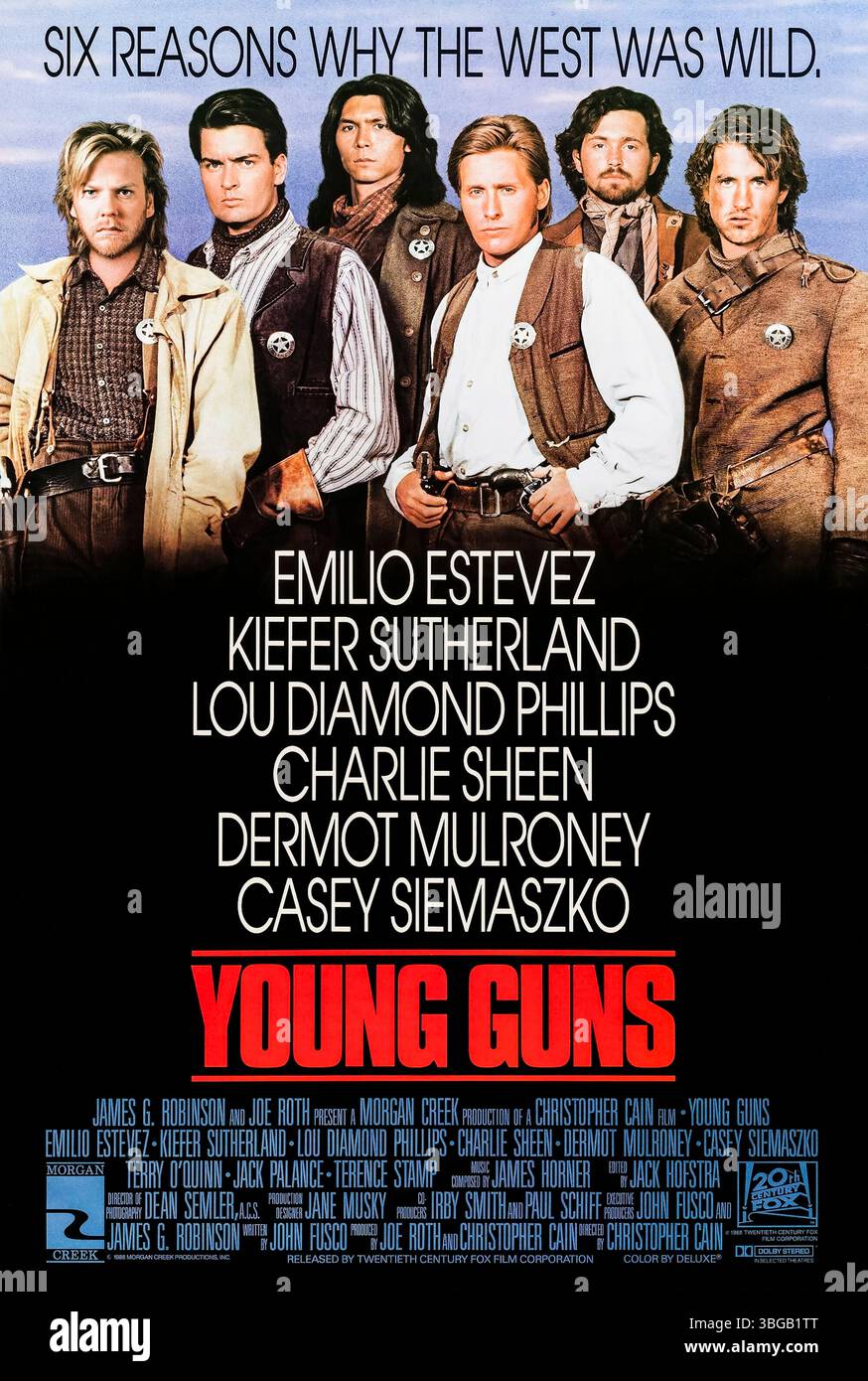 Young Guns (1988) réalisé par Christopher Cain avec Emilio Estevez, Kiefer Sutherland et Lou Diamond Phillips. Une bande de jeunes hors-la-loi dirigée par Billy the Kid deviennent des adjoints pour venger le meurtre de leur bienfaiteur, mais se retrouvent bientôt pourchassés comme fugitifs dans la guerre du comté de Lincoln. Photographie d'une affiche américaine originale À USAGE ÉDITORIAL EXCLUSIF. Crédit : BFA / Morgan Creek Productions Banque D'Images