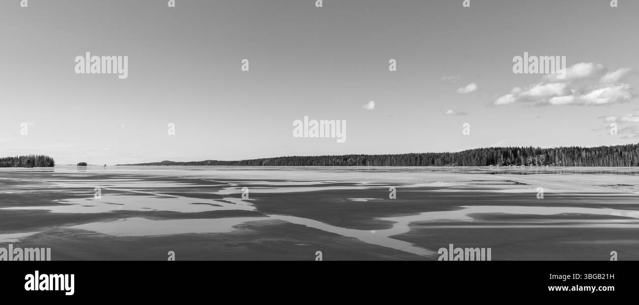 Le lac Iisvesi finlandais gelé commence à fondre au printemps, en Finlande Banque D'Images