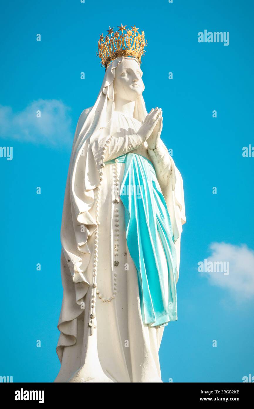 Lourdes, France - 04 mars 2023 : sculpture de la Vierge Marie couronnée dans le Sanctuaire de Lourdes en France, photo verticale Banque D'Images
