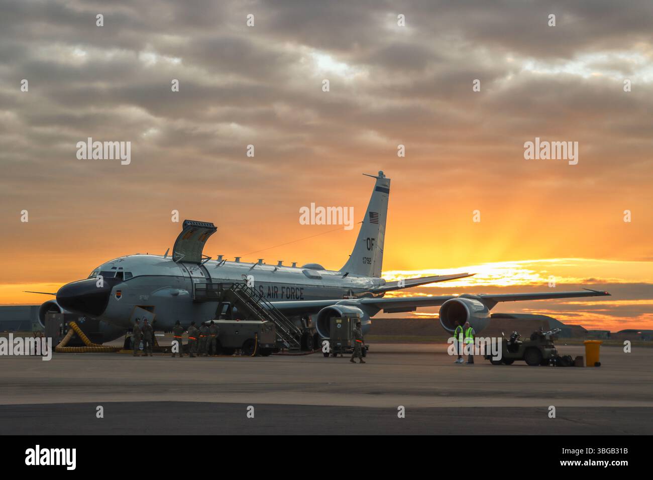 Les aviateurs de l'US Air Force affectés au vol de maintenance du 82nd Expeditionary reconnaissance Squadron préparent un rivet joint RC-135V lors de l'exercice RECCE-Edge 25 à la Royal Australian Air Force base Darwin, Australie, le 21 mai 2025. Le joint à rivet RC-135V est une plate-forme hautement spécialisée d'intelligence des signaux, équipée pour collecter, analyser et fournir des renseignements électroniques en temps réel. (Photo de courtoisie de l'US Air Force par le 2nd Lt. James Strong) Banque D'Images