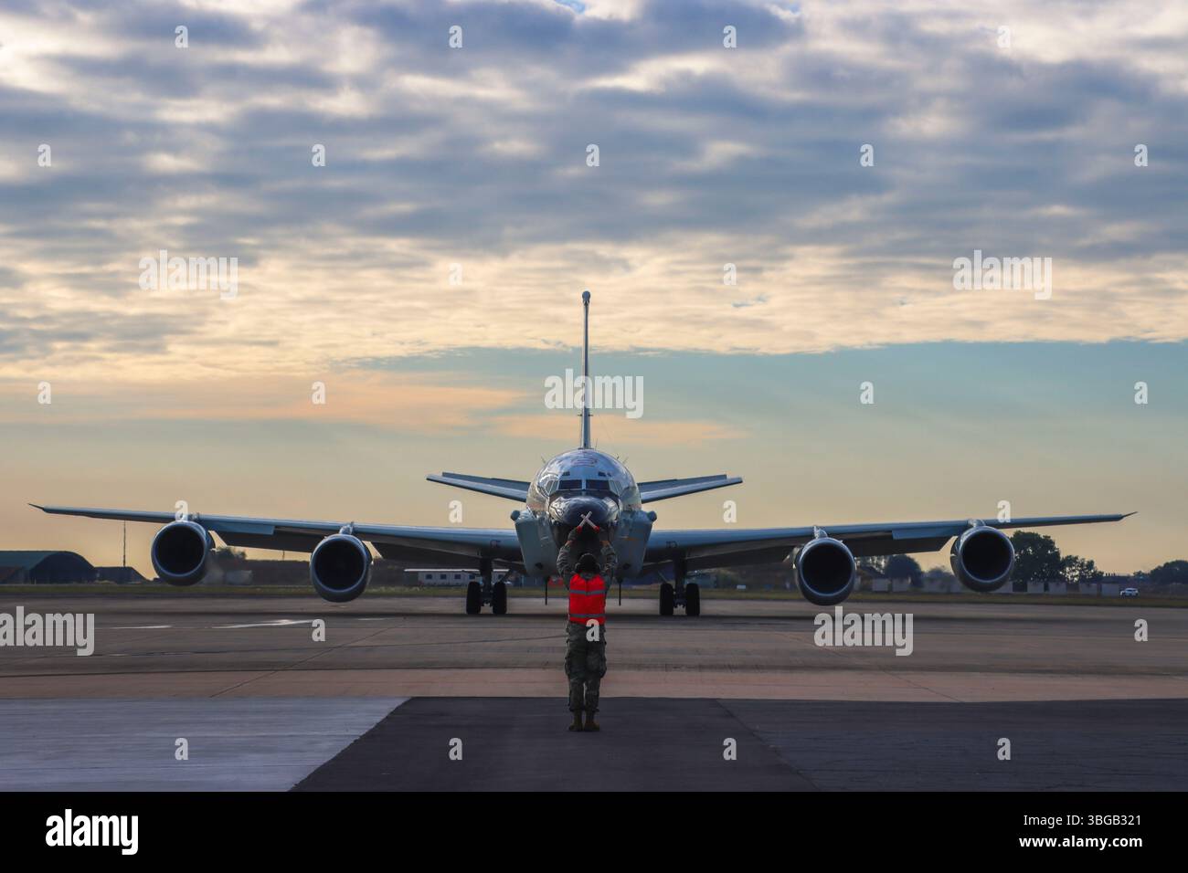 Airman 1st Class Malakhi Lee, chef d'équipage de maintenance du 82nd Expeditionary reconnaissance Squadron, marshale un RC-135V rivet joint lors de l'exercice RECCE-Edge 25 à la Royal Australian Air Force base Darwin, Australie, le 21 mai 2025. Le joint à rivet RC-135V est une plate-forme hautement spécialisée d'intelligence des signaux, équipée pour collecter, analyser et fournir des renseignements électroniques en temps réel. (Photo de courtoisie de l'US Air Force par le 2nd Lt. James Strong) Banque D'Images