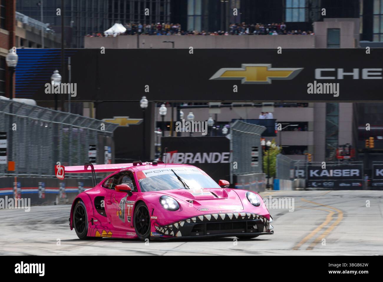31 mai 2025 : Laurin Heinrich (77), pilote AO Racing, conduit pendant le Grand Prix Chevrolet Sports car Classic de Détroit. La série IMSA WeatherTech Sportscar organise le Grand Prix de Detroit Chevrolet Detroit Sports car Classic dans les rues du centre-ville de Detroit, Michigan. (Jonathan Tenca/CSM) Banque D'Images