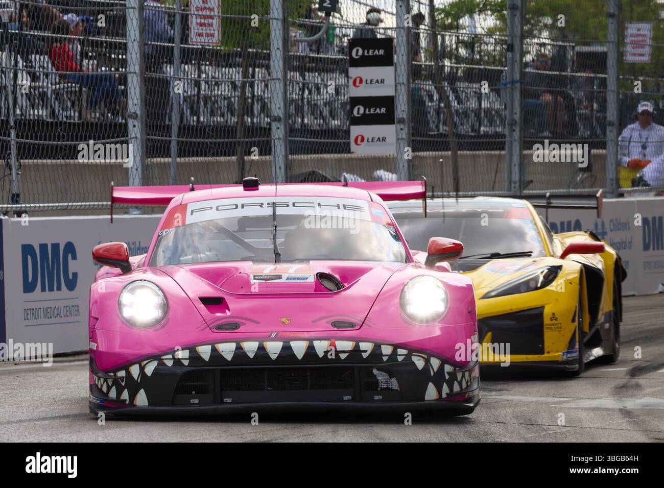 31 mai 2025 : Laurin Heinrich (77), pilote AO Racing, conduit pendant le Grand Prix Chevrolet Sports car Classic de Détroit. La série IMSA WeatherTech Sportscar organise le Grand Prix de Detroit Chevrolet Detroit Sports car Classic dans les rues du centre-ville de Detroit, Michigan. (Jonathan Tenca/CSM) Banque D'Images