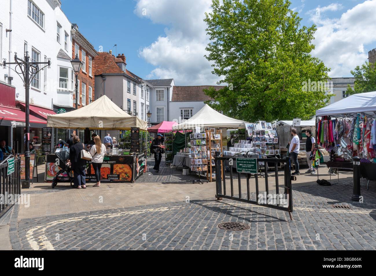 Centre-ville d'Abingdon avec le marché du lundi charter animé qui a lieu sur la place du marché, Abingdon, Oxfordshire, Angleterre, Royaume-Uni Banque D'Images