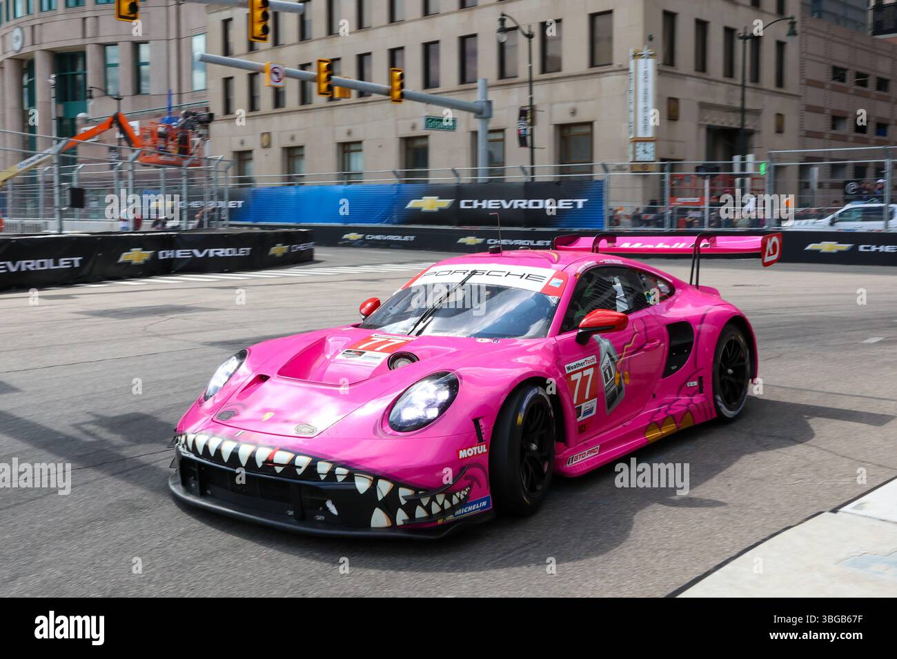 31 mai 2025 : Klaus Bachler (77), pilote AO Racing, conduit pendant le Grand Prix Chevrolet Sports car Classic de Détroit. La série IMSA WeatherTech Sportscar organise le Grand Prix de Detroit Chevrolet Detroit Sports car Classic dans les rues du centre-ville de Detroit, Michigan. (Jonathan Tenca/CSM) Banque D'Images