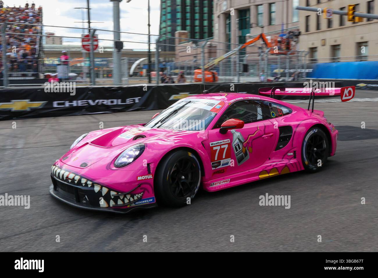 31 mai 2025 : Laurin Heinrich (77), pilote AO Racing, conduit pendant le Grand Prix Chevrolet Sports car Classic de Détroit. La série IMSA WeatherTech Sportscar organise le Grand Prix de Detroit Chevrolet Detroit Sports car Classic dans les rues du centre-ville de Detroit, Michigan. (Jonathan Tenca/CSM) Banque D'Images