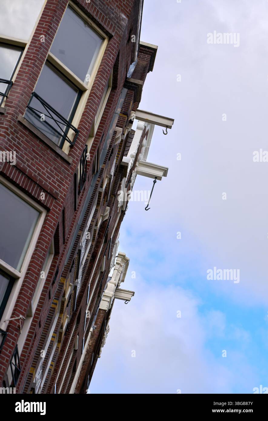 Amsterdam Gables avec crochets pour se déplacer. Maisons de toit hollandaises à pignons avec crochets utilisés pour soulever des objets lourds aux étages supérieurs. Banque D'Images