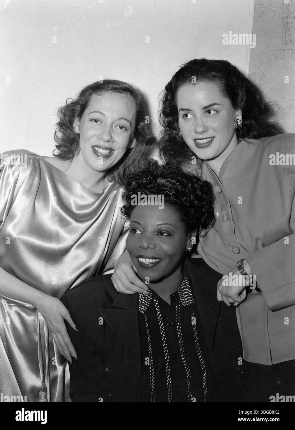 Portrait d'Imogene Coca, Mary Lou Williams et Ann Hathaway, vers 1946. Mary Lou Williams (née Mary Elfrieda Scruggs ; 8 mai 1910 – 28 mai 1981) est une pianiste, arrangeuse et compositrice de jazz américaine. Elle a écrit des centaines de compositions et d'arrangements et enregistré plus d'une centaine de disques. Williams a écrit et arrangé pour Duke Ellington et Benny Goodman, et elle était amie, mentor et professeur de Thelonious Monk, Charlie Parker, Miles Davis, Tadd Dameron, Bud Powell, et Dizzy Gillespie. Photo de William Gottlieb Banque D'Images