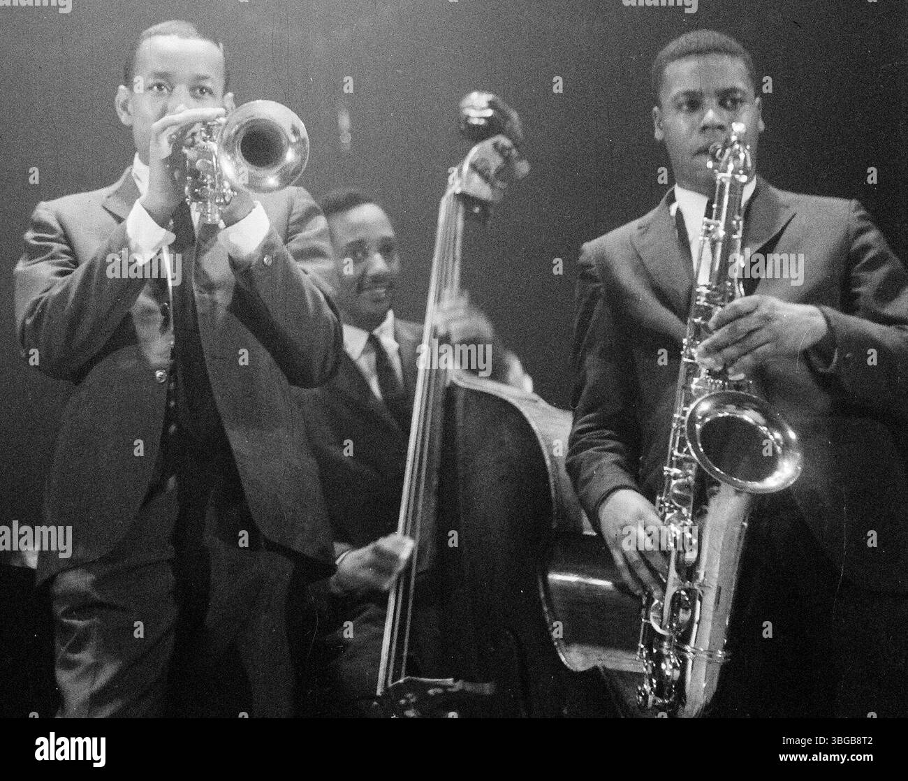 Lee Morgan (l jouant de la trompette) au Concertgebouw Amsterdam avec Art Blakey'sJazz Messengers le 15 novembre 1959. . Jymie Merritt (au centre) et Wayne Shorter (à droite) figurent également sur la photo. Edward Lee Morgan (10 juillet 1938 – 19 février 1972) est un trompettiste et compositeur de jazz américain. L'un des principaux musiciens hard bop des années 1960 et une pierre angulaire du label Blue Note, Morgan a pris de l'importance à la fin de son adolescence, enregistrant avec des chefs d'orchestre comme John Coltrane, Curtis Fuller, Dizzy Gillespie, Hank Mobley et Wayne Shorter, et jouant dans Jazz Messengers d'Art Blakey. Banque D'Images Lee Morgan (l jouant de la trompette) au Concertgebouw Amsterdam avec Art Blakey'sJazz Messengers le 15 novembre 1959. . Jymie Merritt (au centre) et Wayne Shorter (à droite) figurent également sur la photo. Edward Lee Morgan (10 juillet 1938 – 19 février 1972) est un trompettiste et compositeur de jazz américain. L'un des principaux musiciens hard bop des années 1960 et une pierre angulaire du label Blue Note, Morgan a pris de l'importance à la fin de son adolescence, enregistrant avec des chefs d'orchestre comme John Coltrane, Curtis Fuller, Dizzy Gillespie, Hank Mobley et Wayne Shorter, et jouant dans Jazz Messengers d'Art Blakey. Banque D'Images