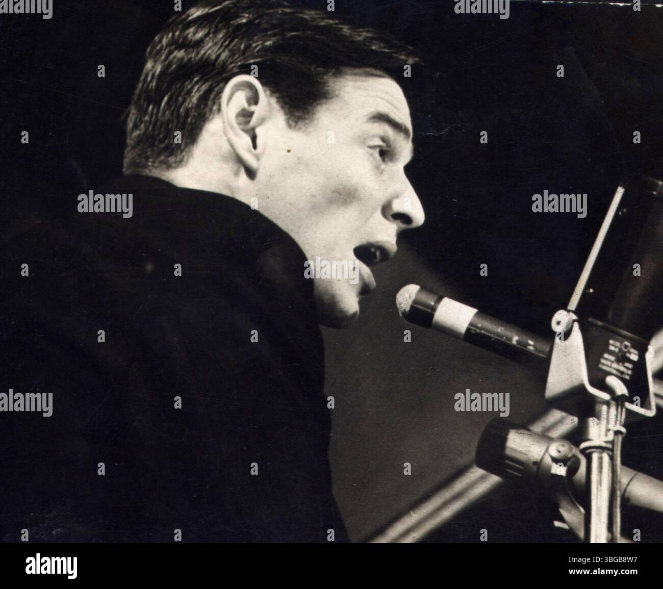 Antônio Carlos Brasileiro de Almeida Jobim (25 janvier 1927 – 8 décembre 1994), également connu sous le nom de Tom Jobim est un compositeur, pianiste, guitariste, compositeur, arrangeur, compositeur, et chanteur. Considéré comme l'un des grands représentants de la musique brésilienne, Jobim a fusionné la samba avec le jazz cool dans les années 1960 pour créer la bossa nova, avec un succès mondial. En conséquence, il est considéré comme l'un des pères de la bossa nova et comme l'un des auteurs-compositeurs les plus célèbres du XXe siècle. Banque D'Images