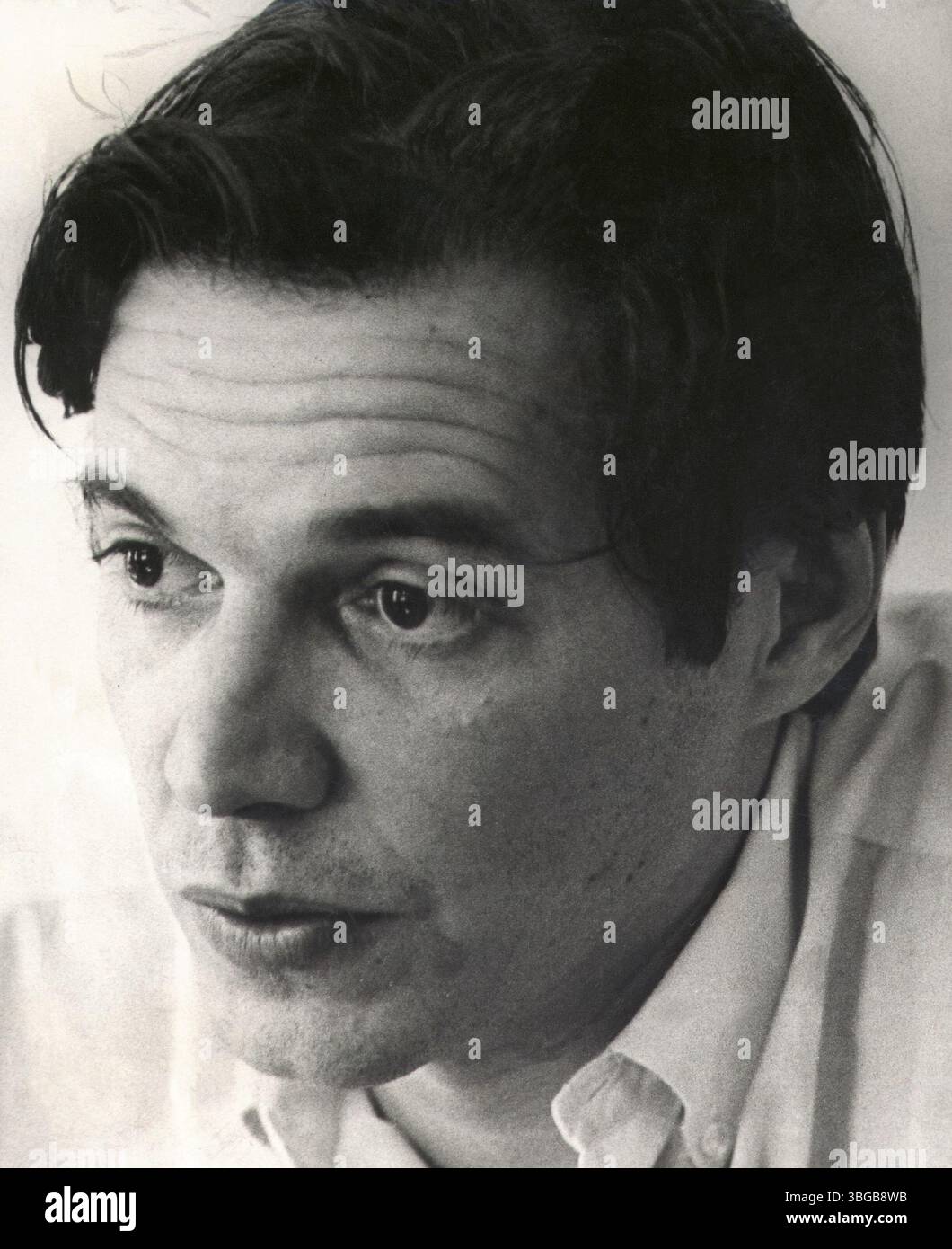Antônio Carlos Brasileiro de Almeida Jobim (25 janvier 1927 – 8 décembre 1994), également connu sous le nom de Tom Jobim est un compositeur, pianiste, guitariste, compositeur, arrangeur, compositeur, et chanteur. Considéré comme l'un des grands représentants de la musique brésilienne, Jobim a fusionné la samba avec le jazz cool dans les années 1960 pour créer la bossa nova, avec un succès mondial. En conséquence, il est considéré comme l'un des pères de la bossa nova et comme l'un des auteurs-compositeurs les plus célèbres du XXe siècle. Banque D'Images