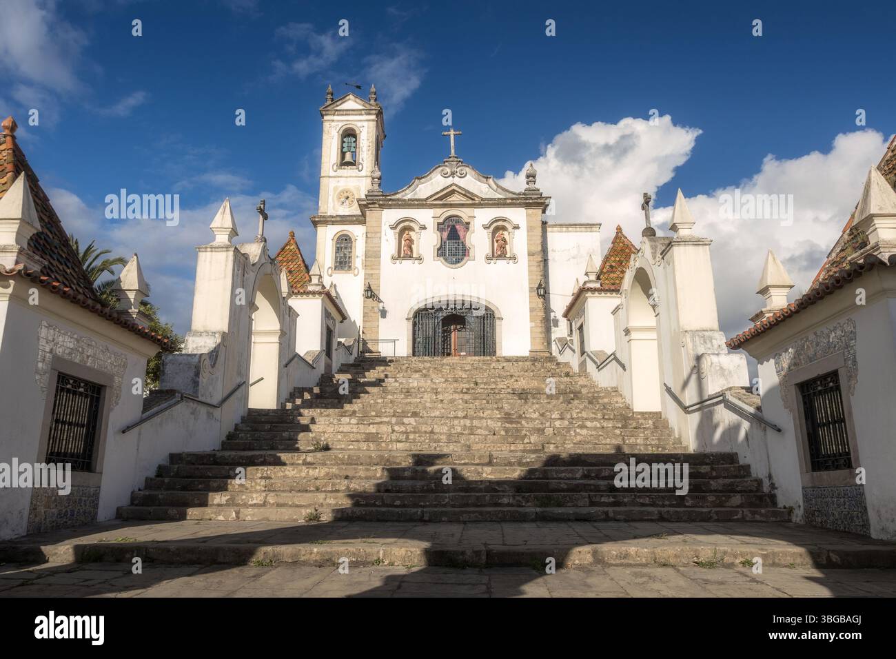 Vue de l'escalier et de la façade principale de l'église de Santo António dos Olivais à Coimbra, Portugal, illuminée par le soleil avec un ciel bleu et clou Banque D'Images