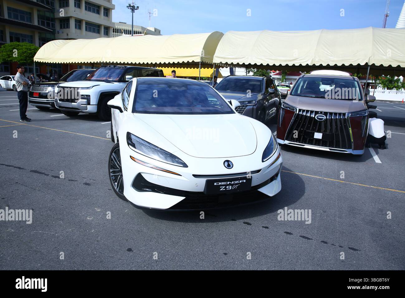 Bangkok, Thaïlande. 4 juin 2025. Un véhicule Denza Z9 GT est vu lors des événements de la semaine de la sécurité routière à Bangkok, Thaïlande, le 4 juin 2025. Les constructeurs automobiles chinois ont occupé le devant de la scène lors d'une exposition organisée mercredi lors des événements de la semaine de la sécurité routière organisée par la Commission économique et sociale des Nations Unies pour l'Asie et le Pacifique (UNESCAP) à Bangkok, présentant leurs derniers modèles soutenus par des technologies et des systèmes de conduite intelligents de pointe. POUR ALLER AVEC les "technologies de conduite intelligente de la Chine présentées à l'événement de l'ONU sur la sécurité routière à Bangkok" crédit : Sun Weitong/Xinhua/Alamy Live News Banque D'Images