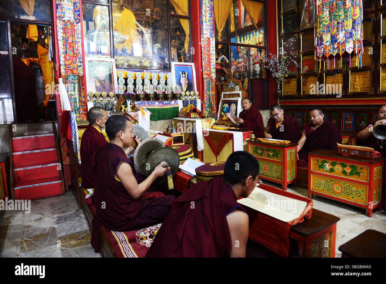 Des moines tibétains sonnent leurs gongs traditionnels lors d'une cérémonie religieuse dans un petit monastère de la région de Boudhanath à Katmandou, au Népal. Banque D'Images